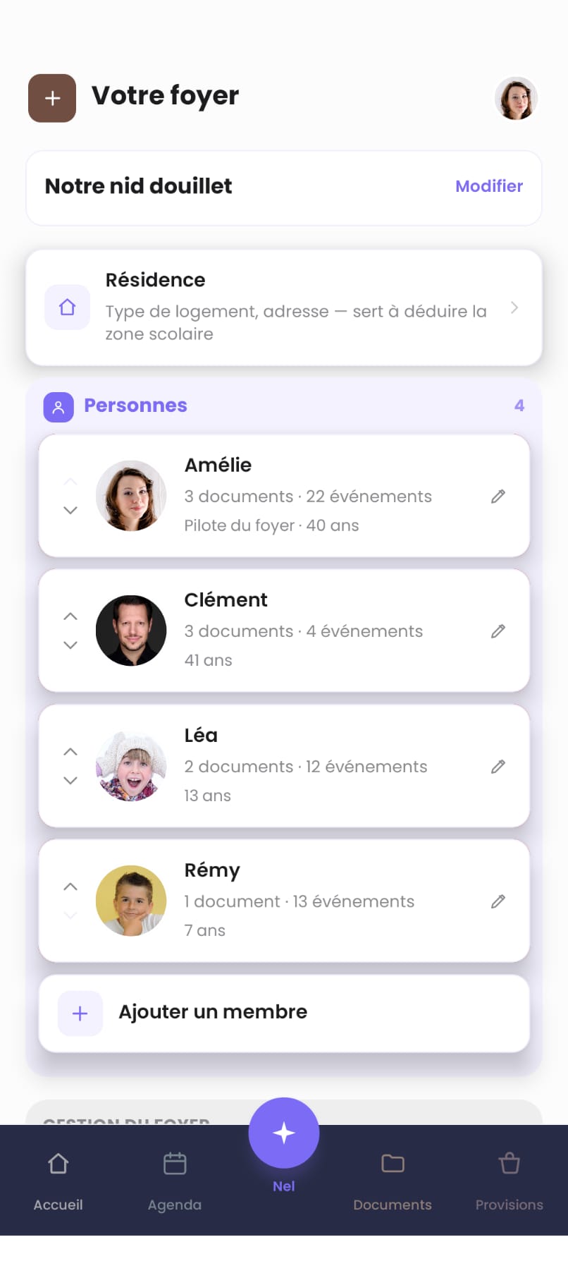 Écran « Votre foyer » listant les 4 membres — Amélie, Clément, Léa, Rémy — chacun avec ses documents et ses événements rattachés.