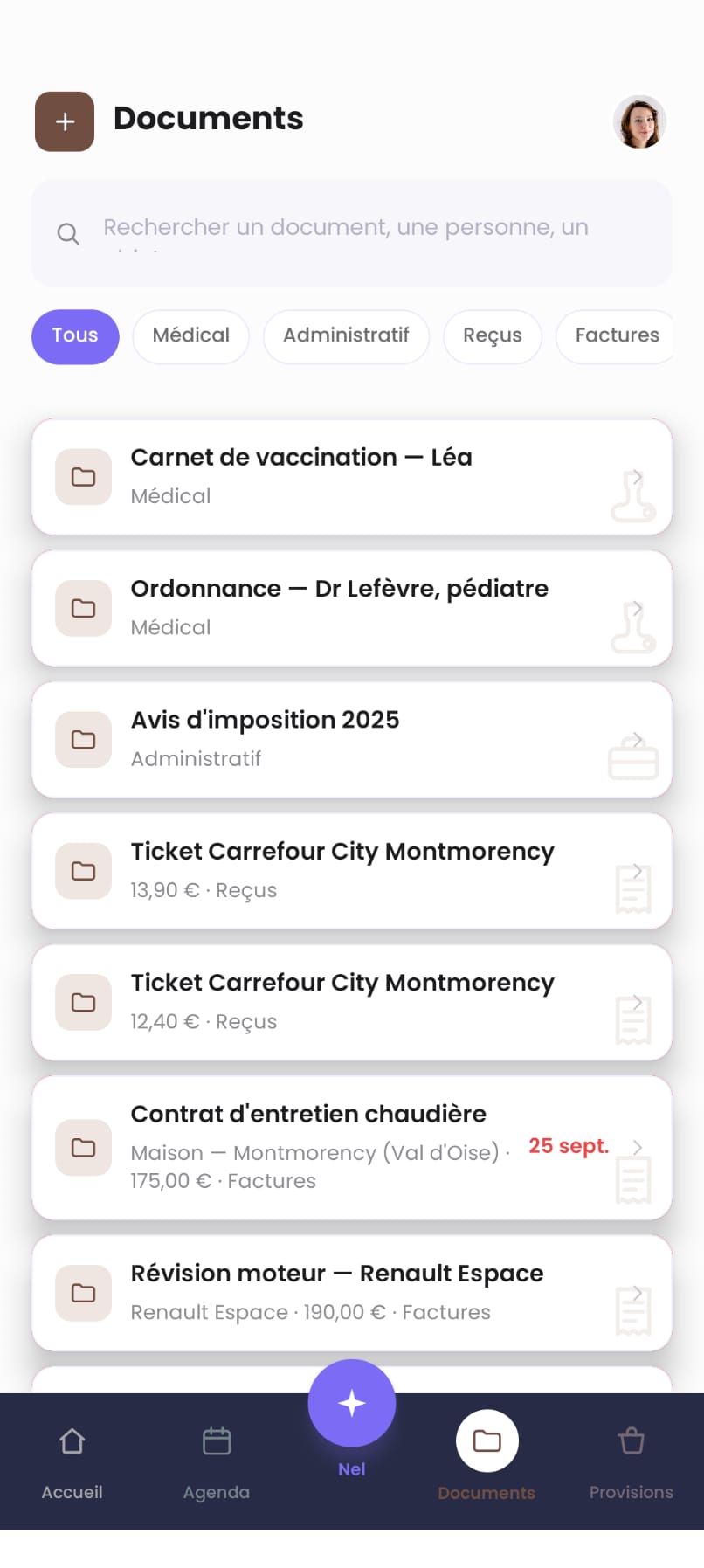 Écran Documents avec barre de recherche et filtres (Médical, Administratif, Reçus, Factures) — carnet de vaccination de Léa et ordonnance de Rémy visibles.